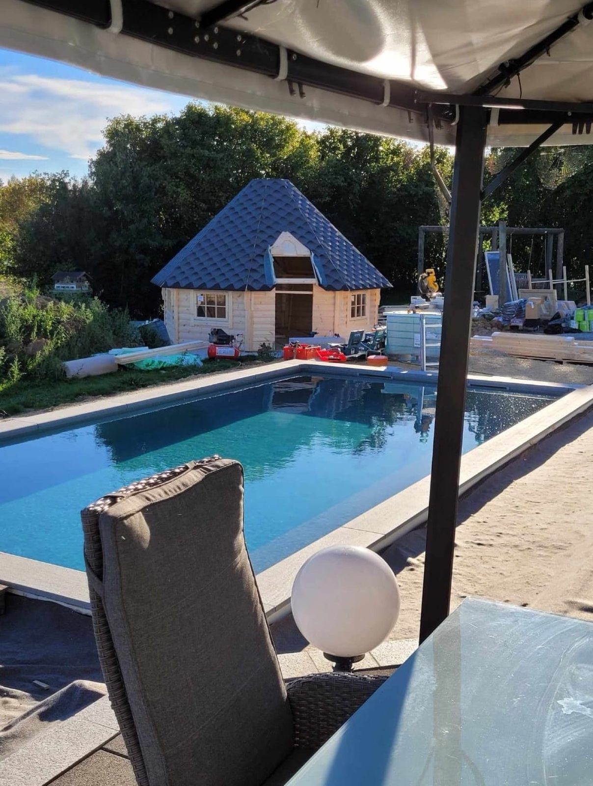 Schwimmbecken mit Holzterrasse am Einfamilienhaus
