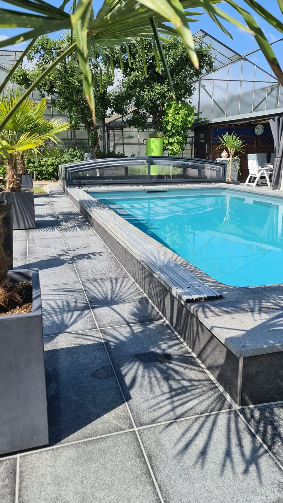 Pool mit Überdachung im Garten für eine längere Badesaison