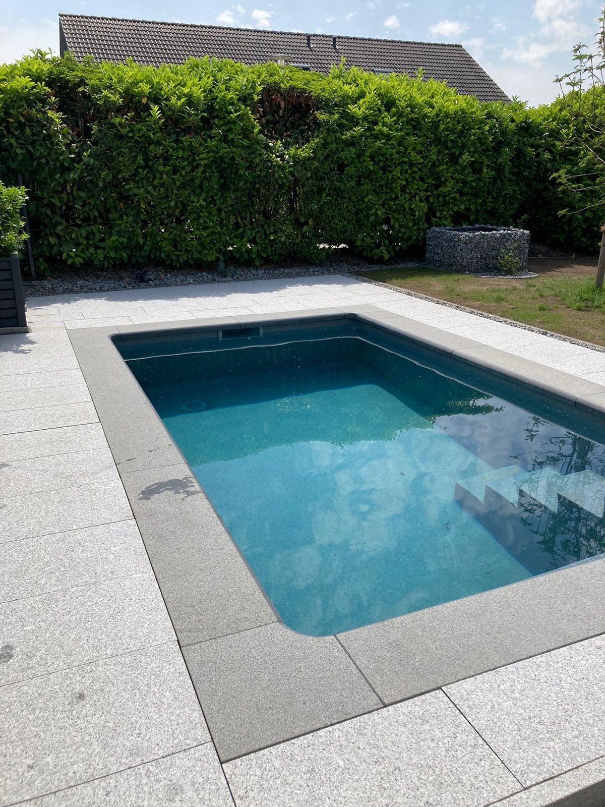 Pool mit Überdachung im Garten in Niederbayern